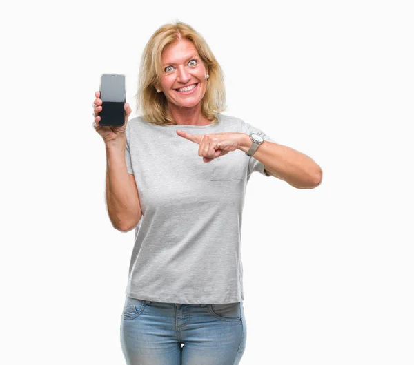 Blonde Frau Mittleren Alters Zeigt Leeren Bildschirm Des Smartphones Vor — Stockfoto