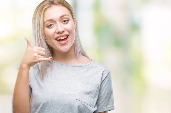 Mladá Blond Žena Izolované Pozadí Úsměvem Dělá Telefon Gesto Rukou — Stock fotografie