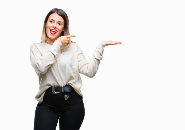 Mooie Jongedame Casual Witte Trui Geïsoleerde Achtergrond Verbaasd Lachend Naar — Stockfoto