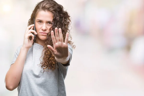 Junges Brünettes Mädchen Das Auf Dem Smartphone Über Isoliertem Hintergrund — Stockfoto