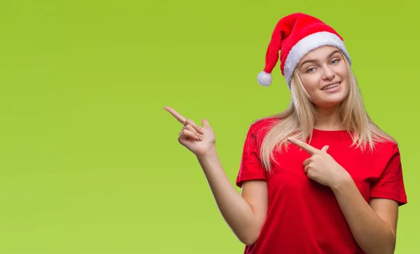 Junge Kaukasische Frau Mit Weihnachtsmütze Vor Isoliertem Hintergrund Lächelnd Und — Stockfoto