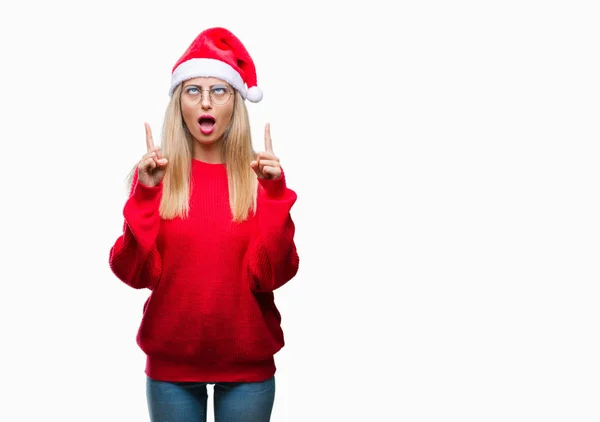 Young Beautiful Blonde Woman Wearing Christmas Hat Isolated Background Amazed — Stock Photo, Image