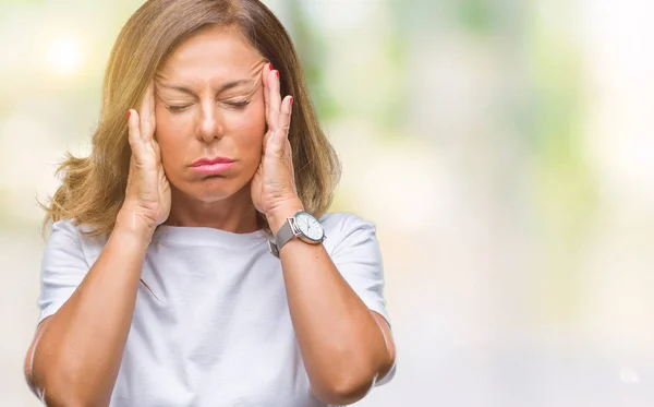 中年资深西班牙裔妇女在孤立的背景下 手头疼痛的头部 因为压力 患偏头痛 — 图库照片
