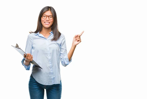 Joven Mujer Negocios Asiática Sobre Fondo Aislado Sujetando Portapapeles Muy —  Fotos de Stock