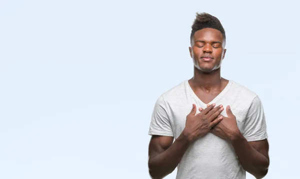 Joven Afroamericano Sobre Fondo Aislado Sonriendo Con Las Manos Pecho — Foto de Stock