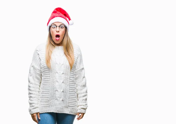 Mooie Jongedame Kerstmuts Dragen Geïsoleerde Achtergrond Bang Geschokt Met Verrassing — Stockfoto