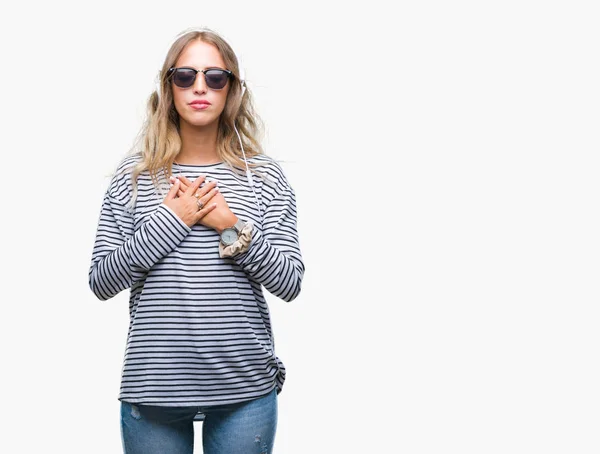 Hermosa Mujer Rubia Joven Con Auriculares Gafas Sol Sobre Fondo — Foto de Stock