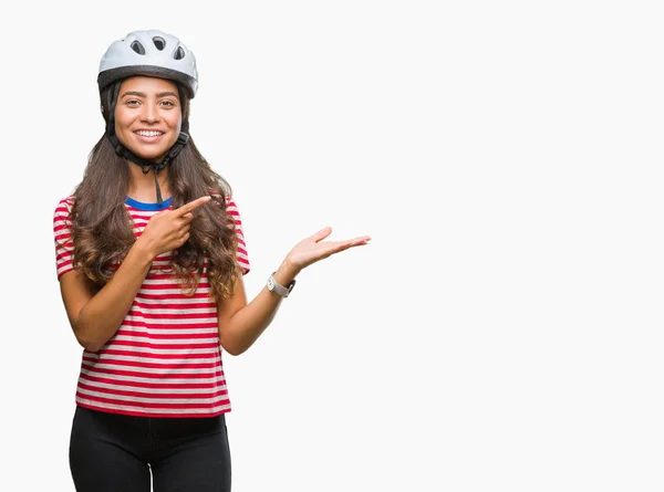 Jovem Ciclista Árabe Mulher Usando Capacete Segurança Sobre Fundo Isolado — Fotografia de Stock