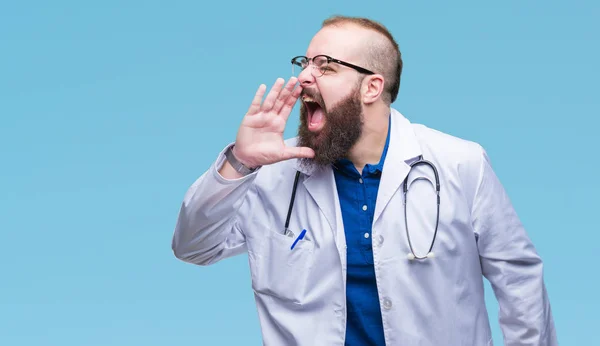 若い白人医師男は叫び 口の中に手の側に大声で叫んで孤立の背景に医療白衣を着ています 通信の概念 — ストック写真