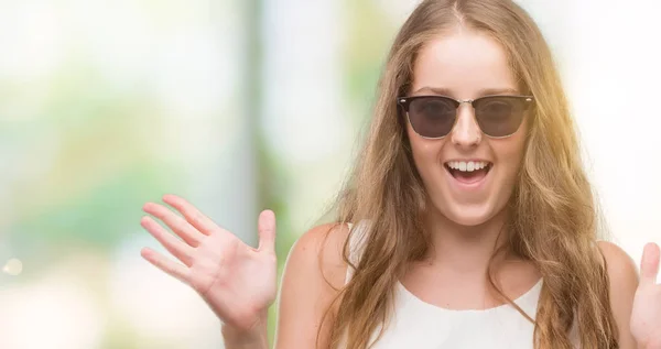 Junge Blonde Frau Mit Sonnenbrille Feiert Verrückt Und Erstaunt Über — Stockfoto