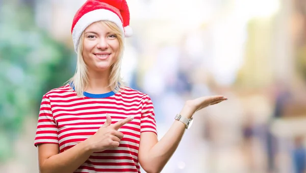 Junge Schöne Blonde Frau Mit Weihnachtsmütze Über Isoliertem Hintergrund Erstaunt — Stockfoto