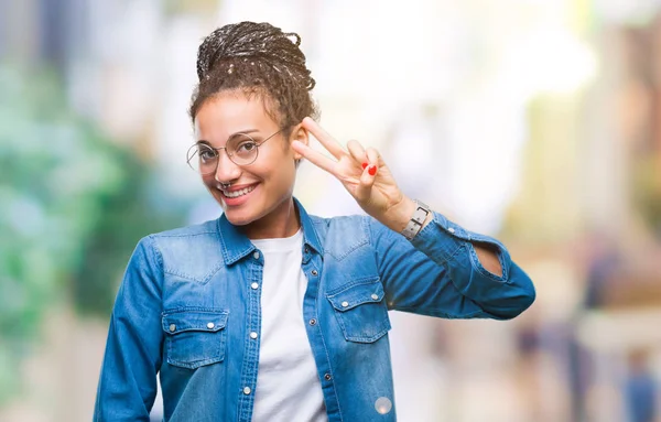 Ung Flätade Hår Afrikanska Amerikanska Flickan Bär Glasögon Över Isolerade — Stockfoto