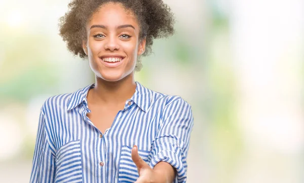 Joven Mujer Afroamericana Sobre Fondo Aislado Sonriente Amistoso Ofreciendo Apretón —  Fotos de Stock