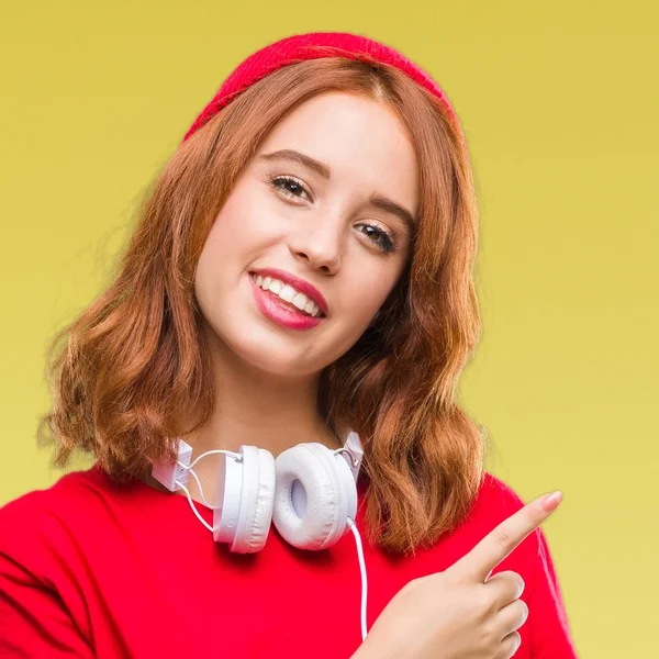 Junge Schöne Hipsterfrau Über Isoliertem Hintergrund Mit Kopfhörer Und Mütze — Stockfoto