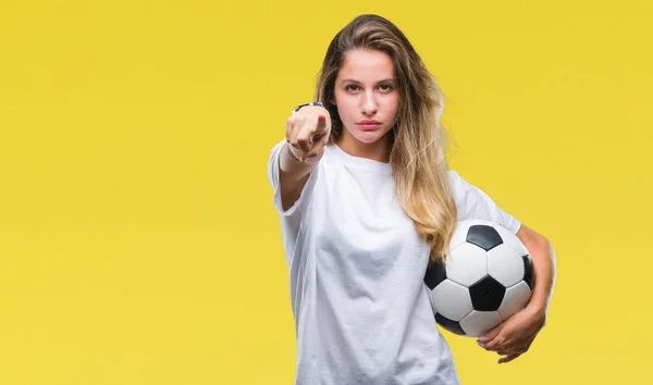 Jovem Bela Mulher Loira Segurando Bola Futebol Sobre Fundo Isolado — Fotografia de Stock