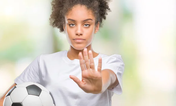 Joven Hermosa Afroamericana Sosteniendo Pelota Fútbol Sobre Fondo Aislado Con —  Fotos de Stock