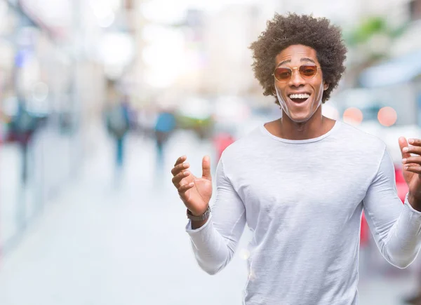 Hombre Afroamericano Con Gafas Sol Sobre Fondo Aislado Celebrando Loco —  Fotos de Stock