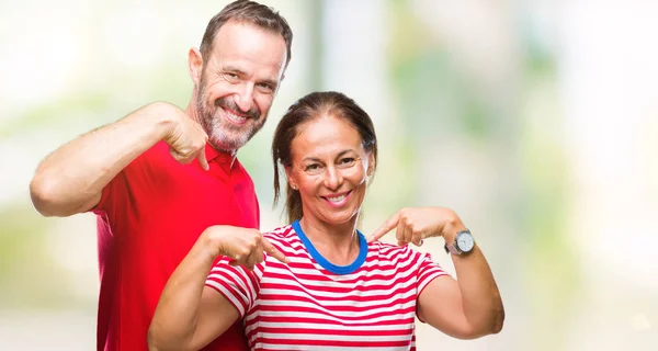 Pareja Hispana Mediana Edad Enamorada Sobre Fondo Aislado Que Mira —  Fotos de Stock