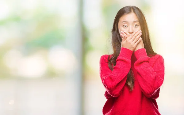 年轻的亚洲妇女穿着冬季毛衣在孤立的背景下震惊捂口用手的错误 秘密概念 — 图库照片