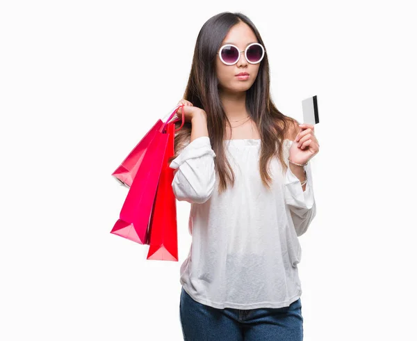 Jovem Mulher Asiática Segurando Sacos Compras Vendas Sobre Fundo Isolado — Fotografia de Stock