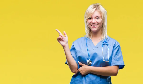 Junge Schöne Blonde Ärztin Medizinischer Uniform Vor Isoliertem Hintergrund Mit — Stockfoto