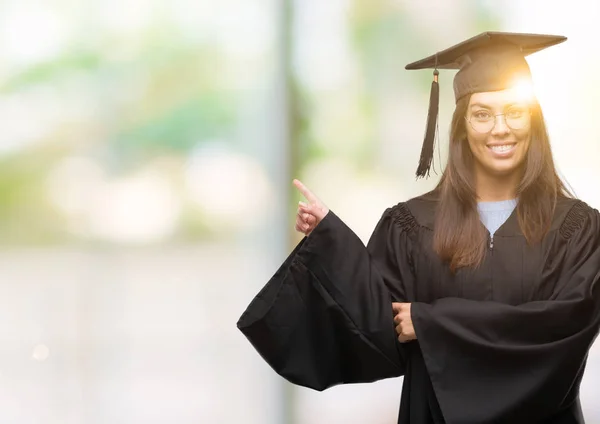 Mujer Hispana Joven Con Gorra Graduada Uniforme Con Una Gran — Foto de Stock