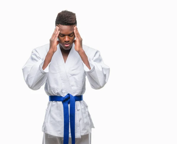 Unga Afroamerikanska Mannen Över Isolerade Bakgrunden Iklädd Kimono Med Handen — Stockfoto