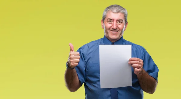 Hombre Mayor Guapo Sosteniendo Papel Hoja Blanco Sobre Fondo Aislado —  Fotos de Stock