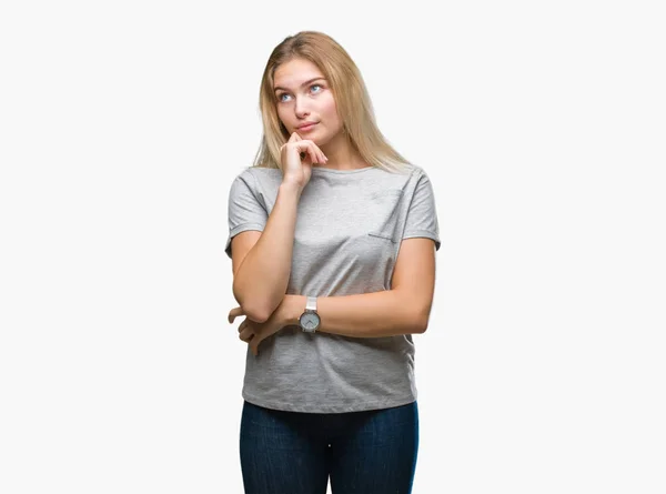 Young Caucasian Woman Isolated Background Hand Chin Thinking Question Pensive — Stock Photo, Image