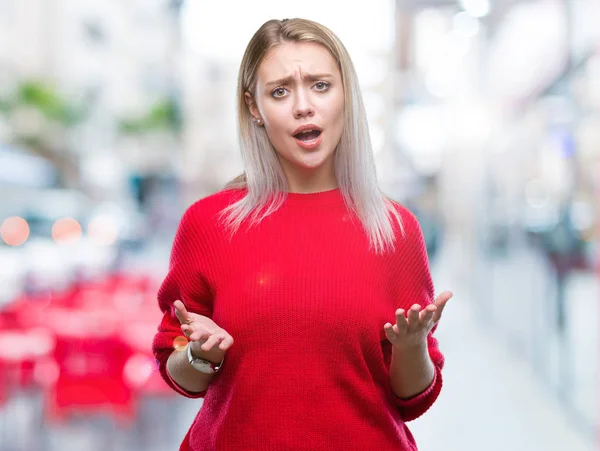 Giovane Donna Bionda Indossa Maglione Invernale Sfondo Isolato Spaventato Scioccato — Foto Stock