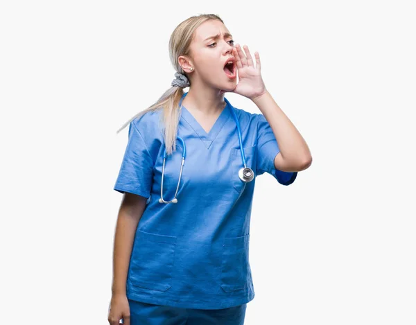 叫ぶと 口の中に手の側に大声で叫んで分離の背景に若い金髪の外科医医師女性 通信の概念 — ストック写真
