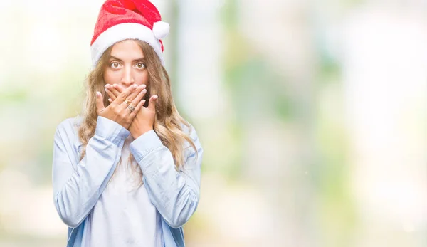 Krásná Mladá Blond Žena Nosí Vánoční Čepice Izolované Pozadí Šokován — Stock fotografie