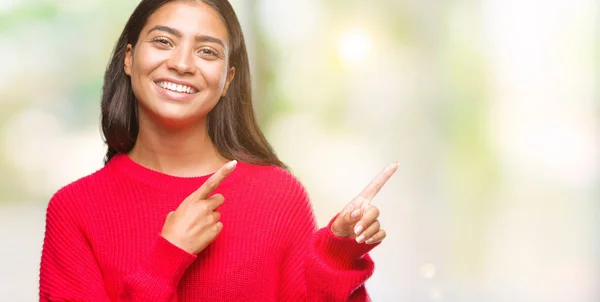 Junge Schöne Arabische Frau Trägt Winterpullover Über Isoliertem Hintergrund Lächelt — Stockfoto