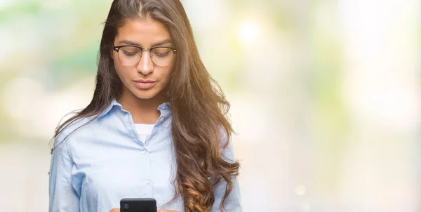 Jonge Mooie Arabische Vrouw Texting Met Smartphone Geïsoleerde Achtergrond Met — Stockfoto