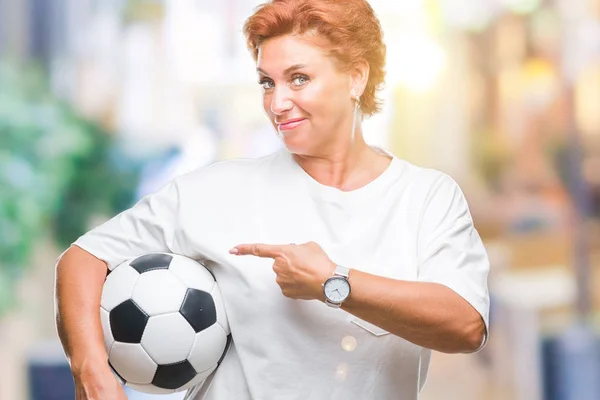 Mulher Ruiva Caucasiana Sênior Atrativa Segurando Bola Futebol Sobre Fundo — Fotografia de Stock