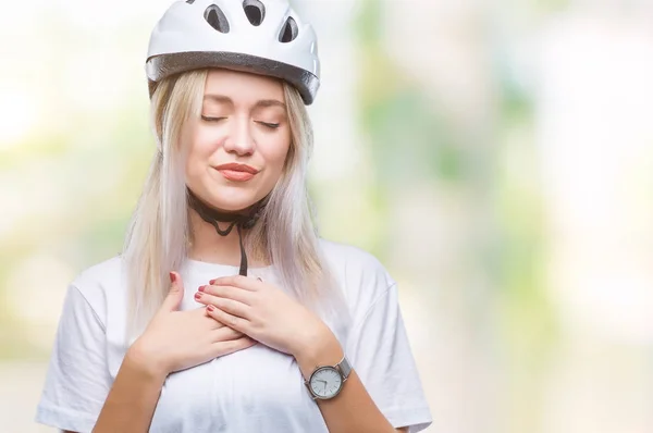 Junge Blonde Frau Mit Fahrradhelm Vor Isoliertem Hintergrund Lächelnd Mit — Stockfoto