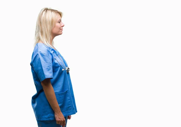 Młoda Piękna Blondynka Lekarz Sobie Uniform Medyczny Białym Tle Patrząc — Zdjęcie stockowe