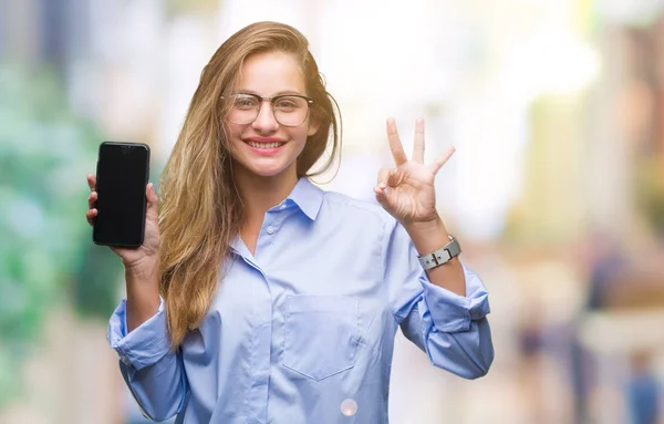 Junge Schöne Blonde Geschäftsfrau Zeigt Bildschirm Des Smartphones Über Isolierten — Stockfoto