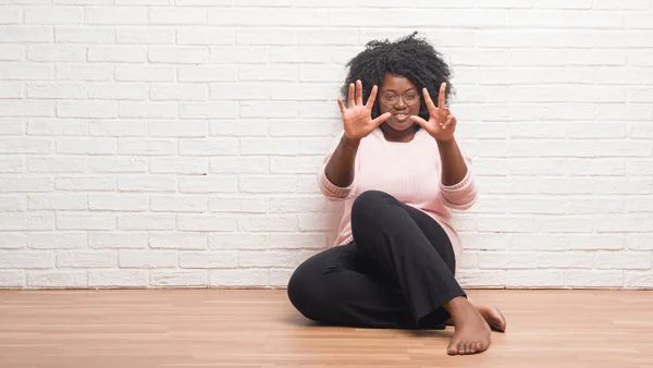 Jonge African American Vrouw Zittend Vloer Thuis Tonen Met Vingers — Stockfoto