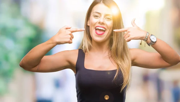 Joven Hermosa Mujer Sobre Fondo Aislado Sonriendo Confiado Mostrando Señalando — Foto de Stock