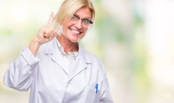 Medelålders Blond Terapeut Kvinna Klädd Vit Rock Över Isolerade Bakgrund — Stockfoto