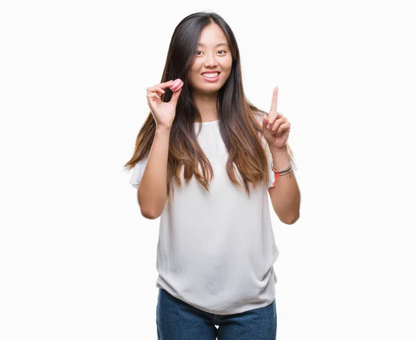 Mladá Asijská Žena Jíst Sladké Růžové Macaron Izolované Pozadí Překvapilo — Stock fotografie