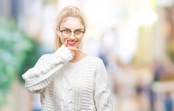 Jonge Mooie Blonde Vrouw Bril Geïsoleerde Achtergrond Zoek Vertrouwen Camera — Stockfoto