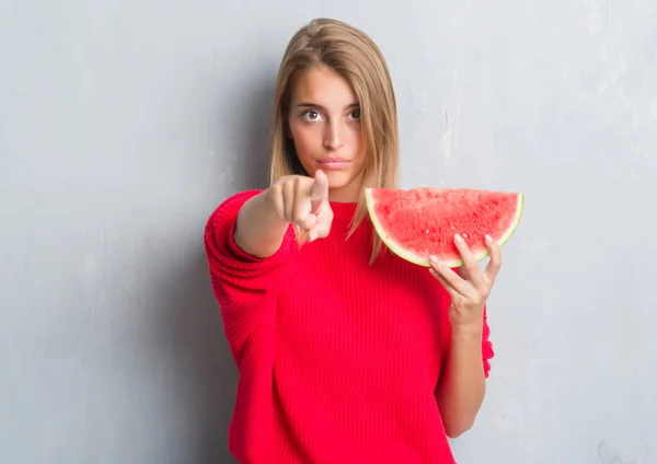 Hermosa Joven Sobre Pared Gris Grunge Comiendo Sandía Señalando Con —  Fotos de Stock