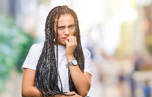 Młody Splecione Włosy Afroamerykanów Dziewczyna Białym Tle Patrząc Zestresowany Zdenerwowany — Zdjęcie stockowe