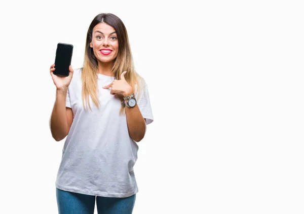 年轻美丽的女人显示空白屏幕智能手机在孤立的背景与惊讶的脸指向自己的手指 — 图库照片