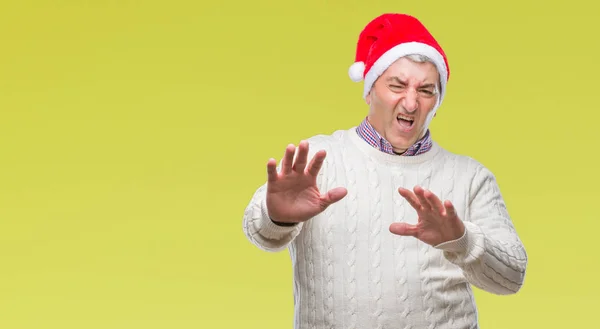 Hombre Mayor Guapo Con Sombrero Navidad Sobre Fondo Aislado Asustado — Foto de Stock