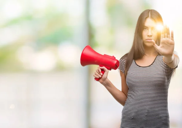 Junge Hispanische Frau Hält Megafon Mit Offener Hand Und Macht — Stockfoto