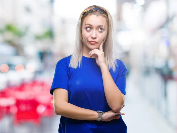 Mujer Rubia Joven Sobre Fondo Aislado Con Mano Barbilla Pensando — Foto de Stock