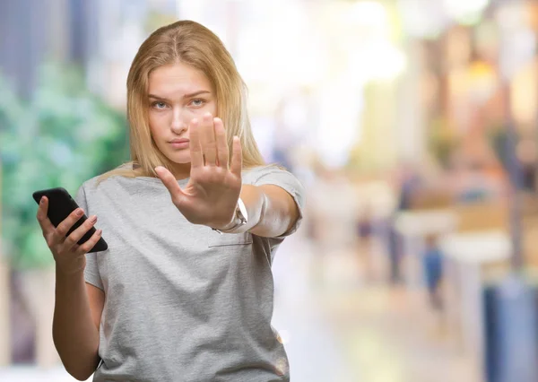 Mulher Branca Jovem Enviando Mensagem Usando Smartphone Sobre Fundo Isolado — Fotografia de Stock